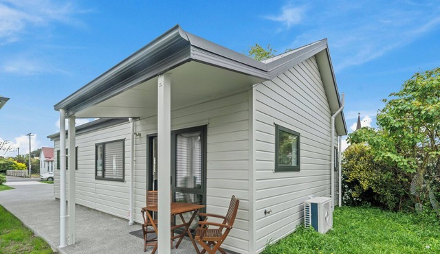 Birch Cottage - Greytown Holiday Home