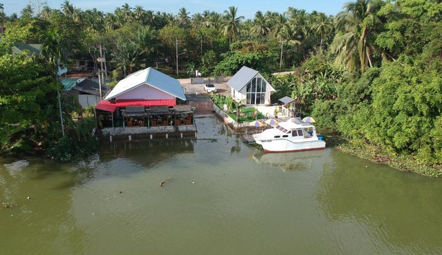 Boat house marina restaraunt and homestay