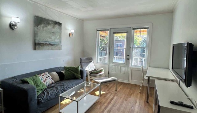 Bright 1BR Apartment in Rosemont Balcony