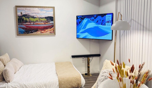 Bright & Cozy 1 Bedroom Retreat - 15 minutes to Toronto Pearson Int’ Airport
