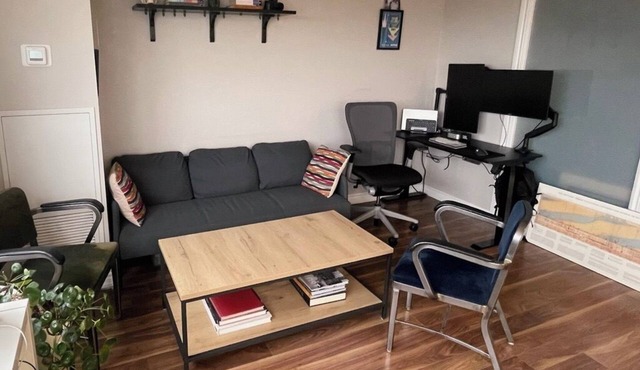 Bright east end condo, pet-friendly!