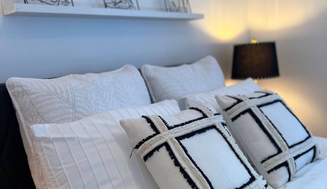 Bright Home | Balcony | 15 min to Premium Outlets
