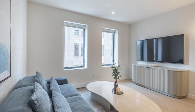 Bright & Modern 2BR - Golden Square Mile