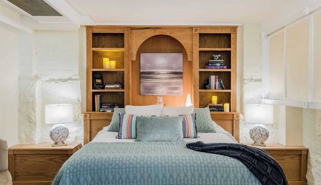 Bright, private stay with everything you need for a comfortable visit. Enjoy a cozy bed, private bath, and peaceful atmosphere in a centrally located home, perfect for relaxing after a day out. Easy access to local spots, dining, and transit.
