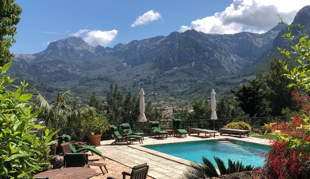 Ca'n Pons, Villa with breathtaking views, gardens, wifi and private heated pool.