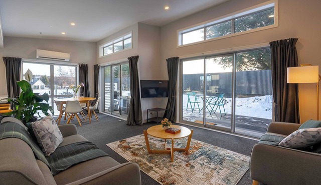 Capricorn - 2BR, Easy Drive to Dark Sky, Dining