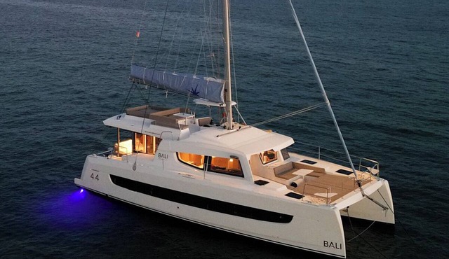 Caribbean Dream: Sun-soaked Sailing Adventure from Bahamas to Islas Abaco