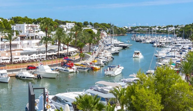 Casa-RiFu is only a few minutes walk from the center of Cala d'Or and the beaches.