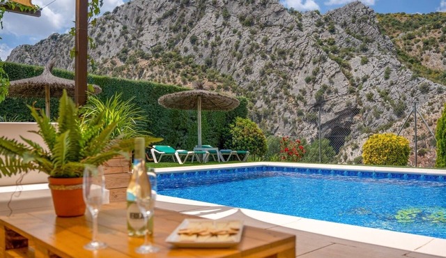 Casitas Cueva del Gato Benaoján by Ruralidays