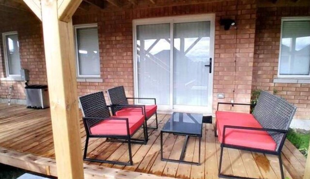 ❤ Cedar-View Apartment with Hot Tub (4 Bedrooms) ❤