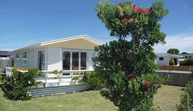 Central beach location 5mins walk to beach, 10 mins walk to town. Dogs welcome.