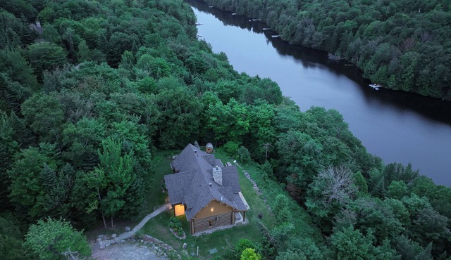 Chalet Authentik 17: Indoor & Outdoor pools, private Hot tub, Lake and Resort