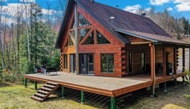 Chalet Lakehouse dreamy and private by the beautiful lake. Close to Montreal