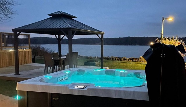 Chalet de la rive, swimming pool, waterfront