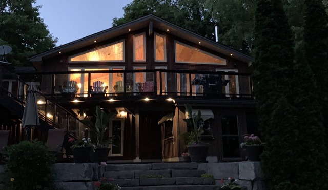 Chandos Lake Luxury Cottage