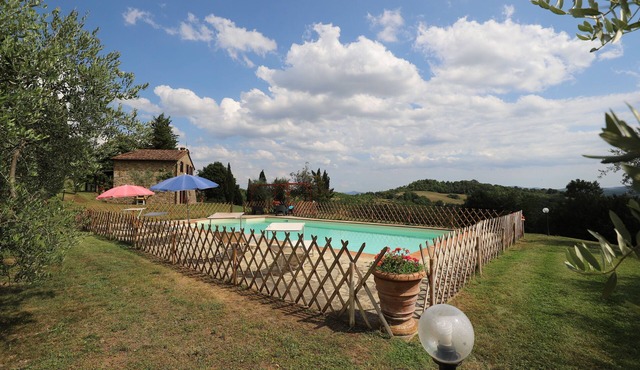 Characteristic stone built house with private pool near Radicondoli