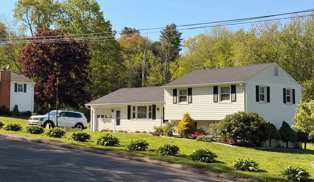 Charming 2-bedroom house with AC in Wolcott perfect for relaxing