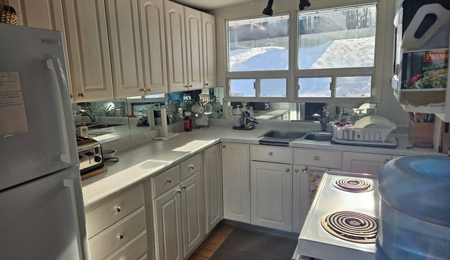 Charming 2-bedroom waterfront cottage with WiFi, AC, solarium, in campbellford