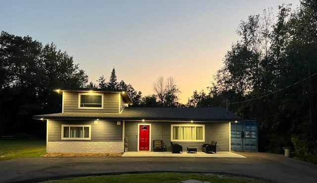 Charming 3 bedroom get-a-way cottage, steps to Lake Simcoe