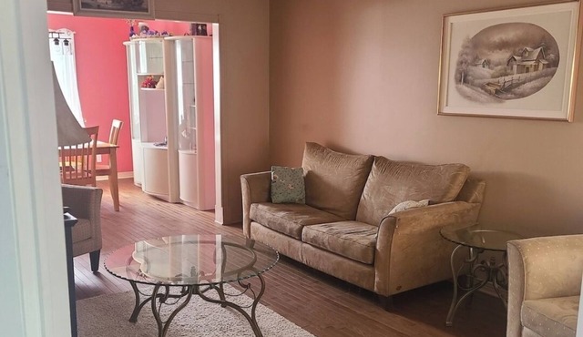 Charming 3-bedroom house with AC, WiFi in fabulous Ottawa