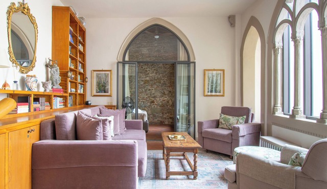 Charming apartment with private Terrace in the heart of Florence, Gothic details