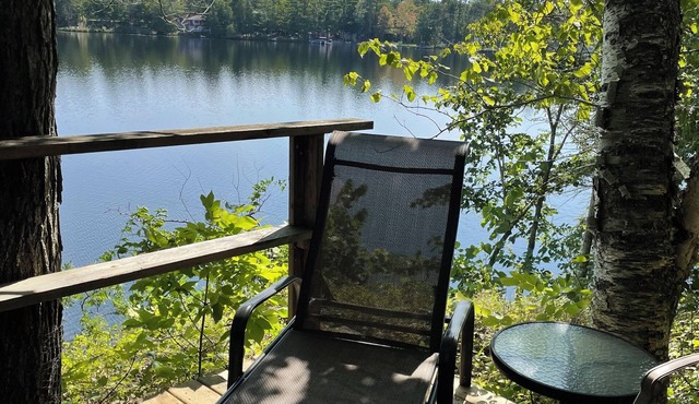 Charming bayside Kawarthas cottage with antique finishes and original art