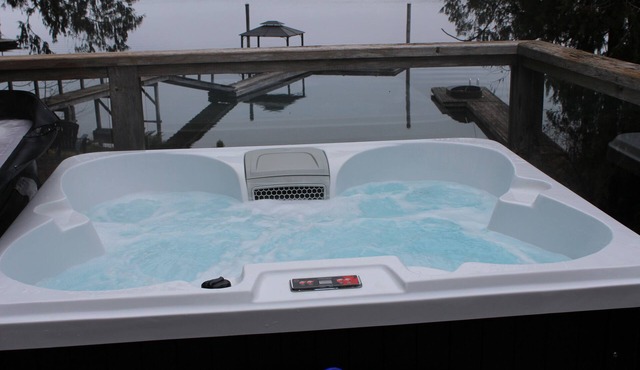 Charming Cabin on Sproat Lake Hottub/Romantic getaway for Couples