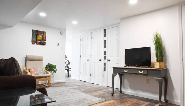 Charming Retreat-Private Parking & Prime Location