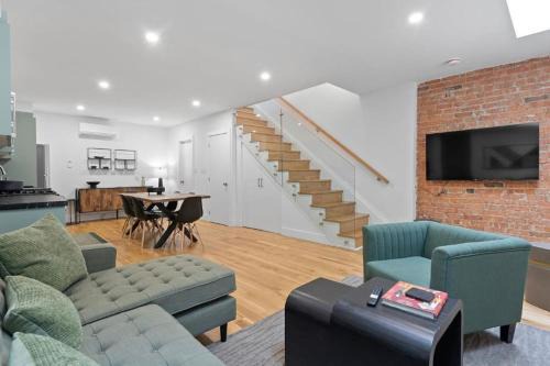 Chic 2BR Top Floor Retreat with Rooftop Near Subway