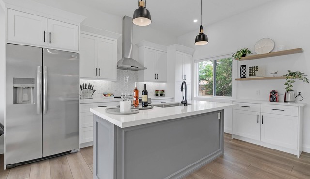 Chic Bespoke 4BR Home: King Beds & Fully Fenced Backyard