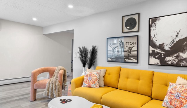 Chic House w/King Bed, Walk To Dining & Starbucks