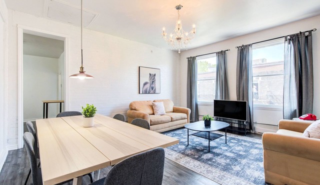 Chic Le Plateau Apt Walk to Shops, Food & Metro