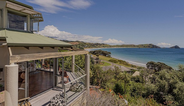 Chucks Retreat - Opito Bay Holiday Home