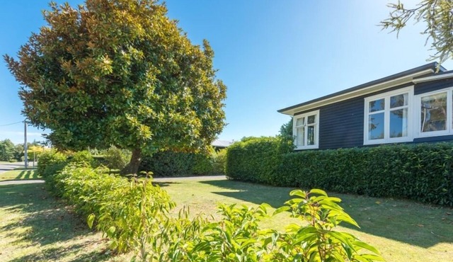Classic kiwi bach - Five Mile Bay. Close to lake.