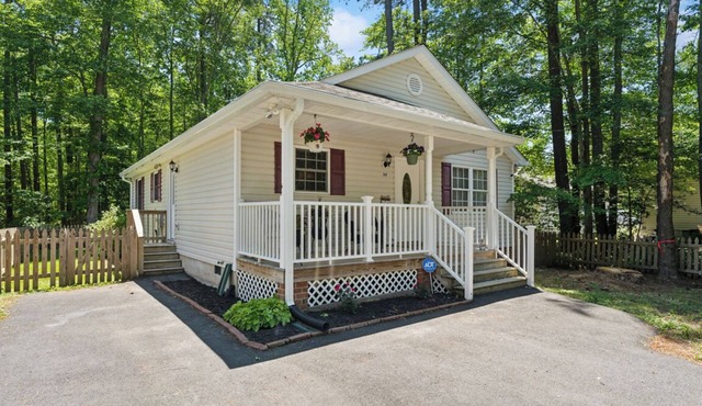 Colonial Beach Living and Loving!WiFi, streamTV,2 Full Baths. Clean & New!