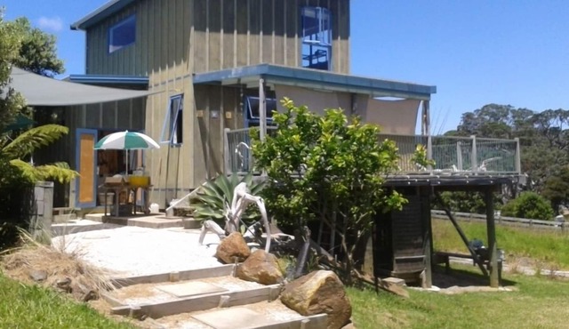 Comfortable family friendly bach, 4 minutes walk to the BEACH