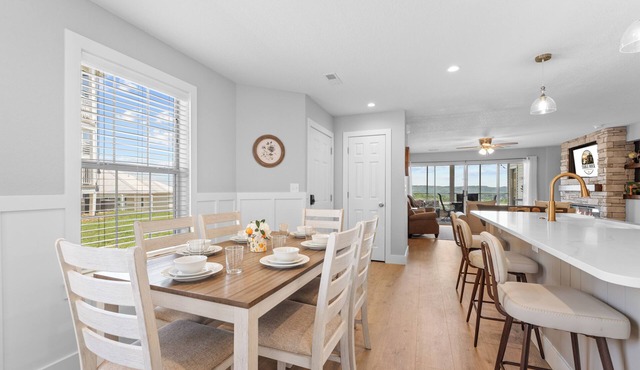 Completely Remodeled Table Rock Retreat: Cozy Lake View Condo + Screened Porch