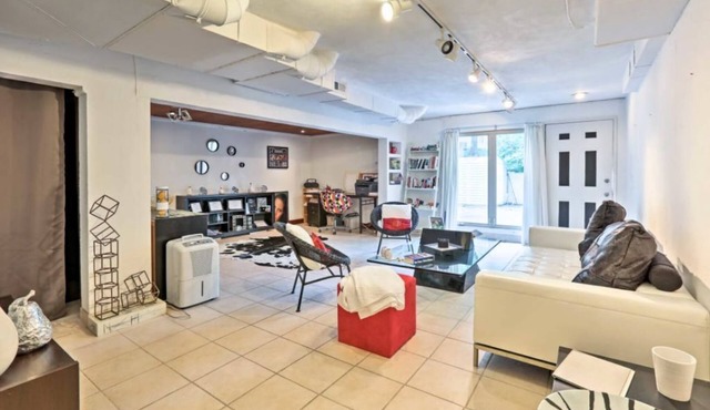 Contemporary Cincinnati Apt w/WiFi Mins to Kenwood