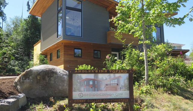 Contemporary harbour-view fishing lodge, steps from the dock & downtown Tofino