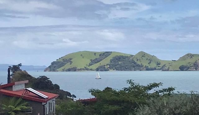 Coromandel Beach Bach with sea views, close to sugarloaf boat ramp