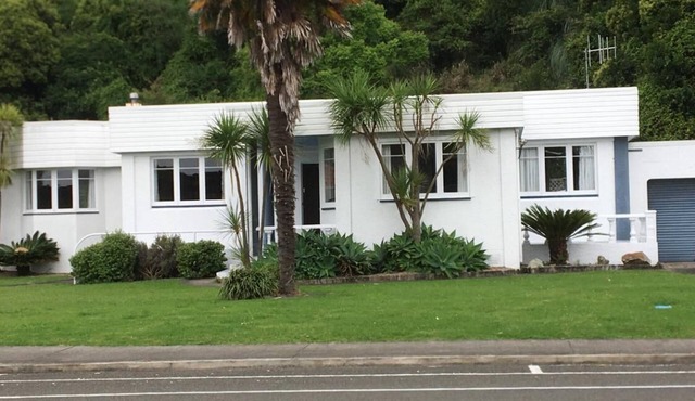Cosy 2 Bedroom Bungalow close to town and its the Entire House