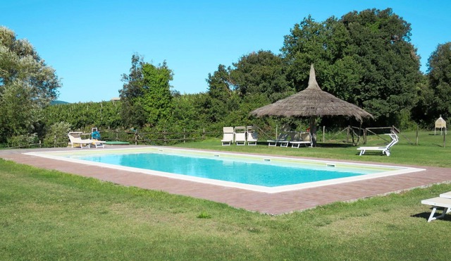 Cosy apartment for 4 people with WIFI, pool, TV, patio, pets allowed and parking