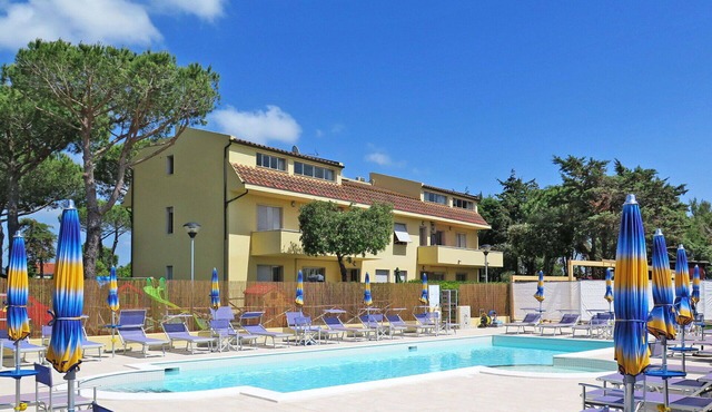 Cosy apartment for 6 guests with A/C, WIFI, pool, TV, patio and pets allowed