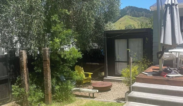 Cosy Whiritoa Beach Bach. Big Deck, 1-Min Walk to Sand & close to Whangamatā
