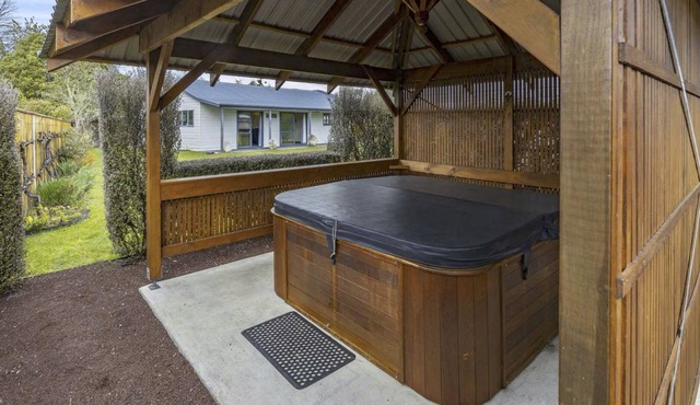 Cottage & Spa Pool