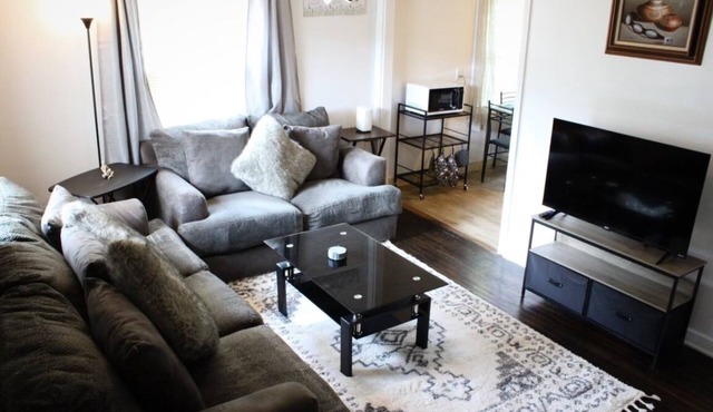 Country Charm 2-bedroom with AC, in New Haven close to Yale, restaurants shops