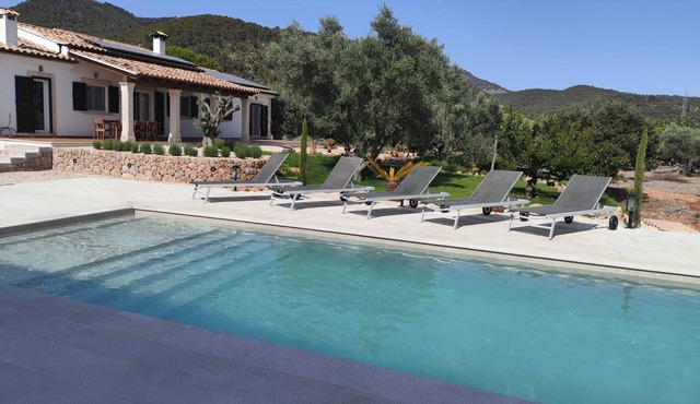 Country House 'Ca Na Barons' with Mountain Views, Wi-Fi and Air Conditioning