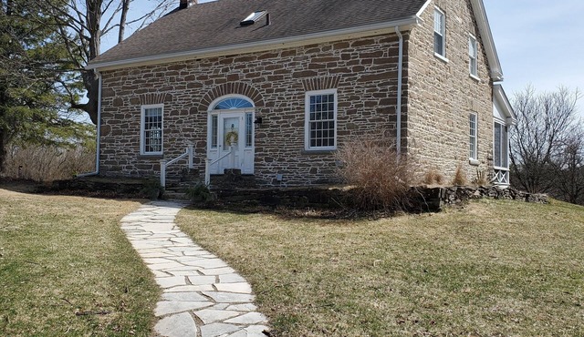 Country stone house on 40 acres, great base to explore historic Ottawa.