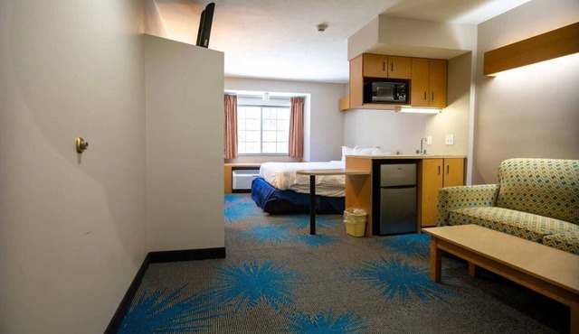 Cozy 1-bedroom apartment in perfect Sturbridge with AC & Breakfast