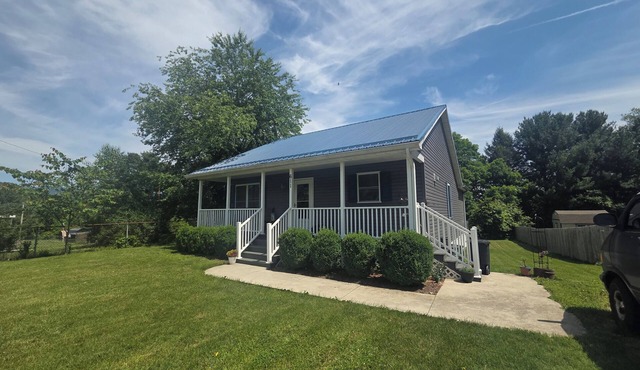 Cozy 2-bedroom home in SW Virginia near the New River & 20 minutes to Blacksburg